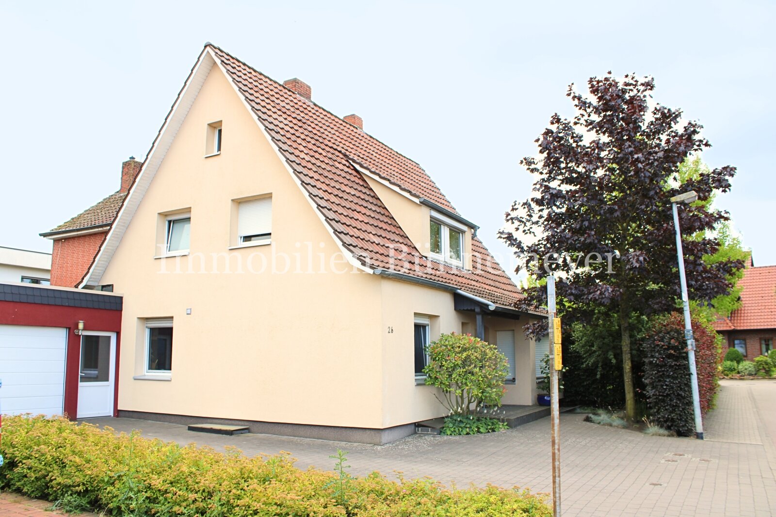 Familienfreundliches Einfamilienhaus mit großzügigem Grundstück und idyllischer Garten-Oase Familienfreundliches Einfamilienhaus mit großzügigem Grundstück und idyllischer Garten-Oase